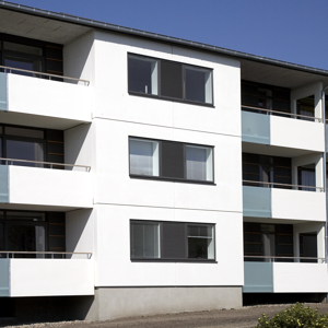 VELFAC 200 fyldinger med jalousirist mellem vinduer 